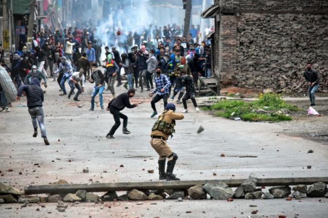 Manifestantes en Cachemira se enfrentan a la policía local.