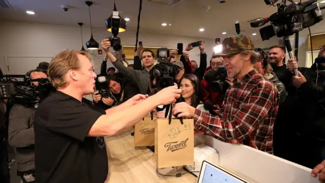 لحظه تحویل نخستین پاکت قهوه‌ای حاوی ماریجوآنا قانونی در کانادا در شهر سنت‌جان استان نیوفائندلند