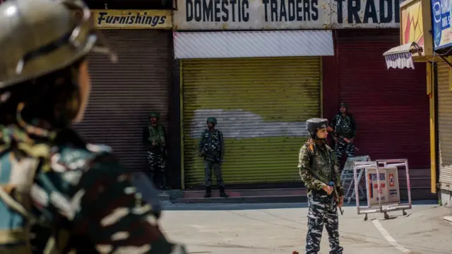 বৃহস্পতিবার শ্রীনগরের একটি বন্ধ বাজারের সামনের দৃশ্য