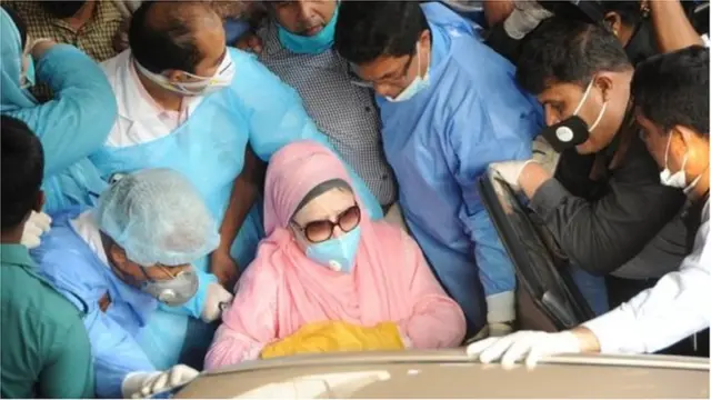 মুক্তি পাওয়ার পর খালেদা জিয়া গুলশানের বাসায় ওঠেন। সেখানেই তিনি কোয়ারেন্টিনে আছেন।