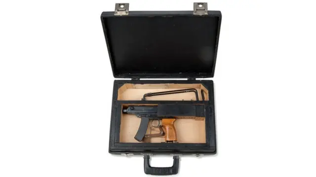 Maletín con ametralladora