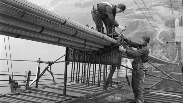 Constructores trabajando en el Golden Gate