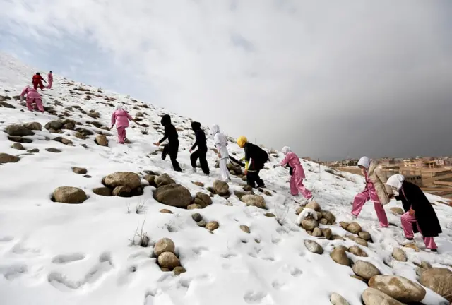 Ученицы идут на тренировку