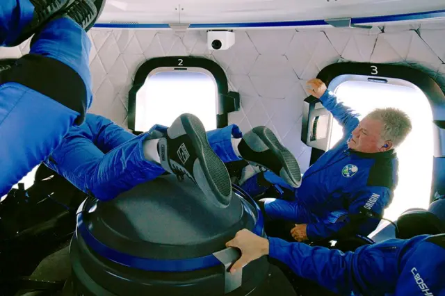 స్టార్ ట్రెక్ నటుడు విలియం షాట్నర్ అంతరిక్షంలోకి వెళ్లిన అత్యంత పెద్ద వయసు వ్యక్తిగా 2021 అక్టోబర్ 13న రికార్డు సృష్టించారు.