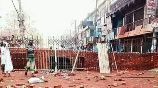 ২৮শে মার্চ হেফাজতের হরতালে এভাবে দেয়াল তুলে সড়ক বন্ধ করে দেয়া হয়েছিল হাটহাজারী মাদ্রাসার সামনে (ফাইল ফটো)