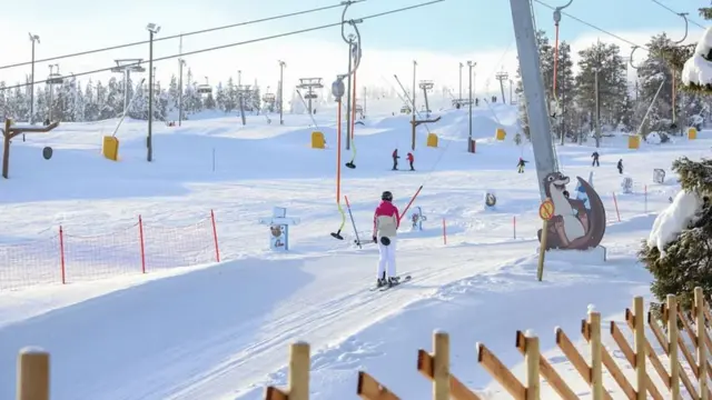 Skijaši u skijalištu Ruka