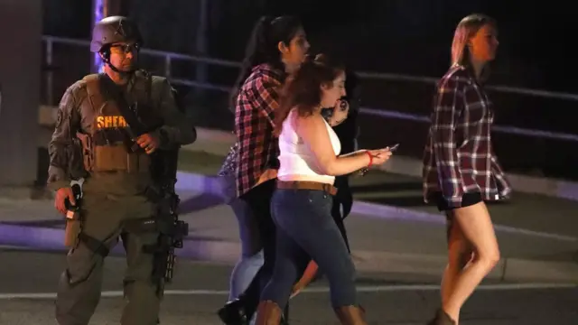 olay yerinde bir polis ve siviller