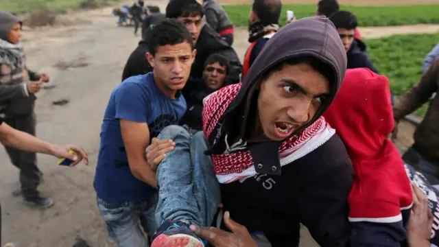 Un herido es cargado por manifestantes