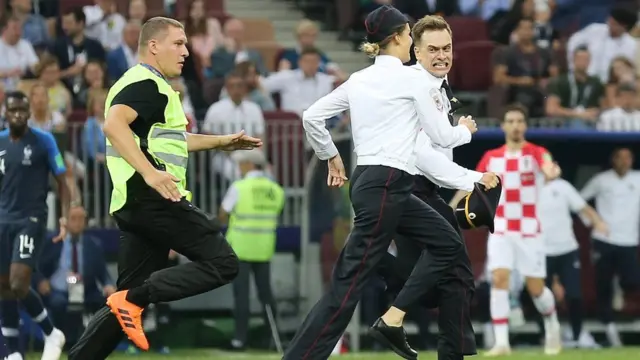 maç oynanırken sahaya girenler.