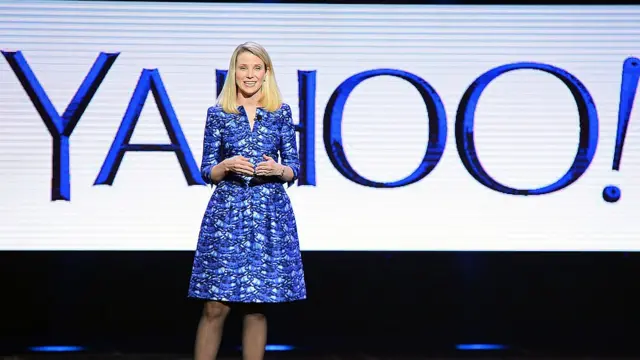 Marissa Mayer dando un discurso tras un logo de Yahoo.