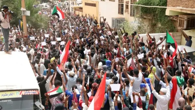 محتجون في الخرطوم