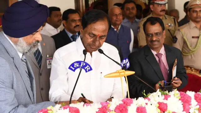 ముఖ్యమంత్రిగా ప్రమాణ స్వీకారం చేసి, సంతకం చేస్తున్న కేసీఆర్
