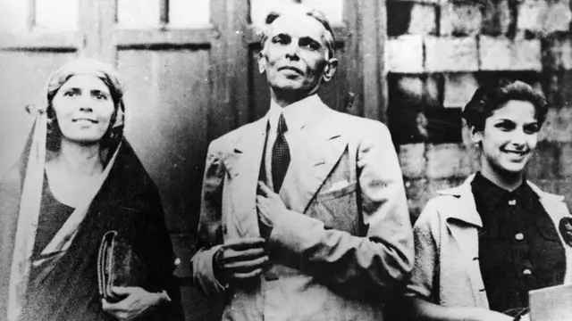 उजवीकडे उभी असलेली दीना वडील जीना आणि आत्या फातिमा यांच्यासोबत.