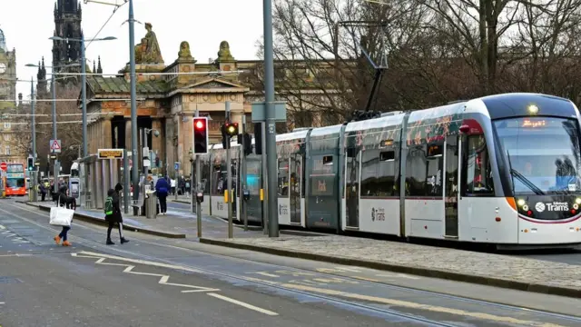 도로가 없는 세상은 트램 같은 전기 동력 기반 대중 교통을 위한 공간을 만들어낼 수 있다