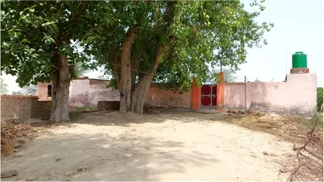 यह डेरा किसी ख़ास व्यक्ति या समूह के बजाय पूरे गांव का आम डेरा है.