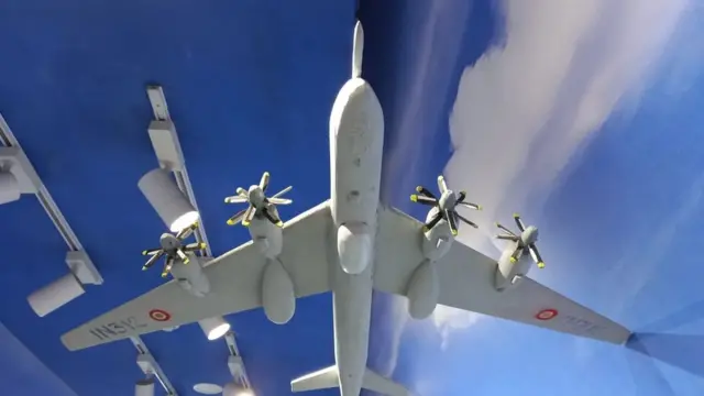 విశాఖ సాగర తీరంలో టీయూ-142 యుద్ధ విమానం