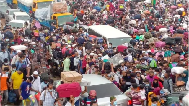 ফেরিঘাটে মানুষ আর মানুষ