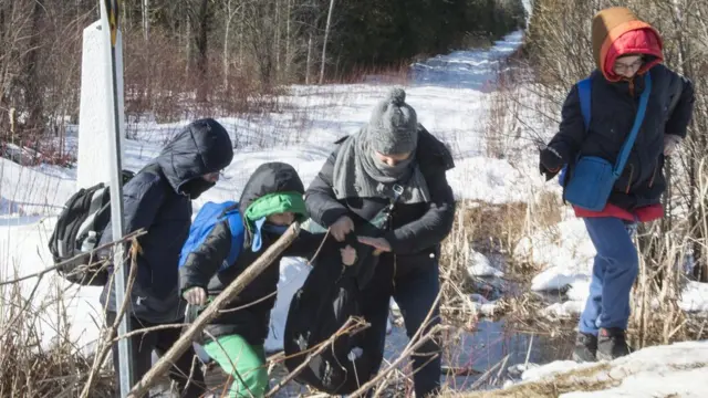 अमरीका से कनाडा में दाखिल होता एक शरणार्थी परिवार.
