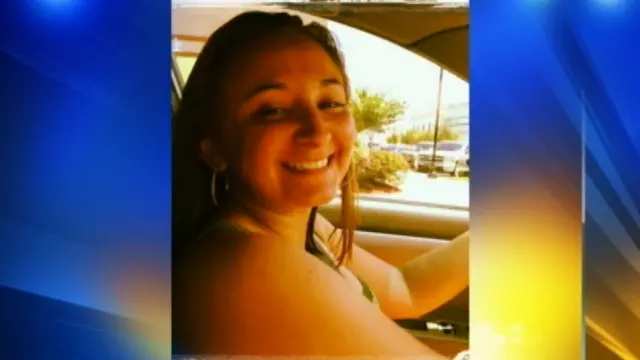 Shelby Farah sonriente manejando.