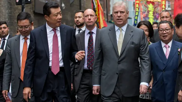 เจ้าชายแอนดรูว์ ดยุคแห่งยอร์ค (กลางขวา) และนายหลิว เสี่ยวหมิง เอกอัครราชทูตจีนประจำสหราชอาณาจักร (กลางซ้าย) ระหว่างเดินผ่านย่านไชน่าทาวน์ในกรุงลอนดอน หลังทำพิธีเปิดประตูจำลองสมัยราชวงศ์ชิง เมื่อวันที่ 25 ก.ค. 2016