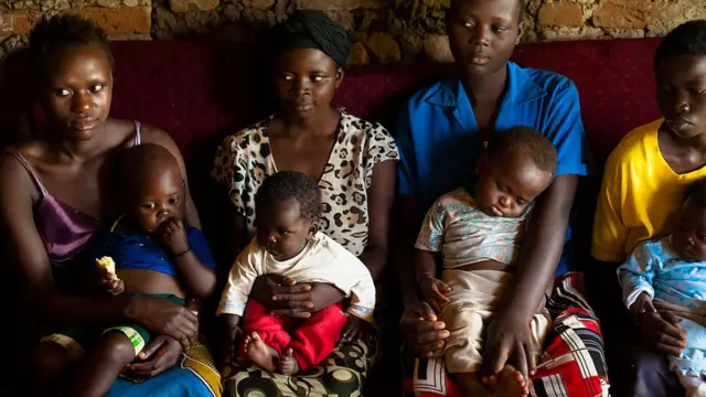 Mulheres africanas com seus filhos nos braços