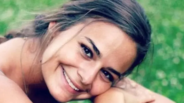 ඇබී, මෙක්සිකෝවේ නිවාඩුවක් ගතකරමින් සිටියදී මියගියාය.