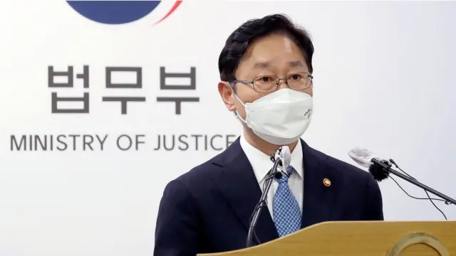 박범계 법무부 장관이 지난 9일 경기 과천 법무부에서 이재용 삼성전자 부회장의 가석방 심사 허가 관련 브리핑을 하고 있다