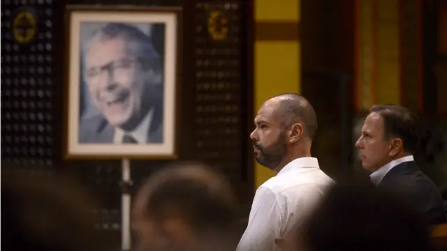 Bruno Covas ao ladocorinthians e vaidebetJoão Doria e fotocorinthians e vaidebetMário Covas ao fundo