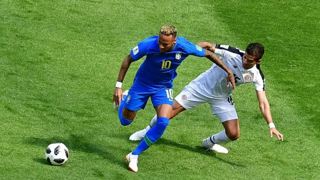 Neymar, quien sufrió 10 faltas en su primer partido contra Suiza, está recibiendo la misma dosis frente a Costa Rica.