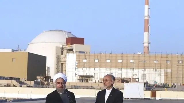 علی اکبر صالحی رئیس سازمان انرژی اتمی ایران و حسن روحانی رئیس جمهور در نیروگاه اتمی بوشهر