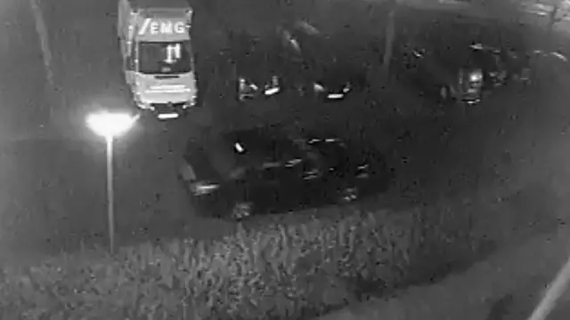 شوهدت سيارة من طراز بي إم دبليو لونها أزرق قاتم، وهي تقوم بثلاث رحلات إلى عنوان السيد معتمد