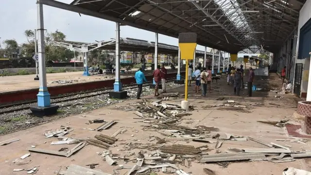 గజ తుపాను ధాటికి ధ్వంసమైన రైల్వే స్టేషన్