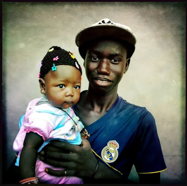 Gənc ata qızı ilə