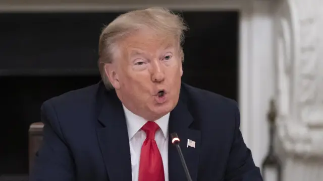 Donald Trump en una reunión con gobernadores