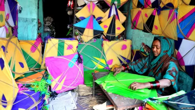 काही पतंगांची दुकानं रात्रभर सुरू असतात