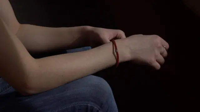 Marija vrti brojanicu na ruci