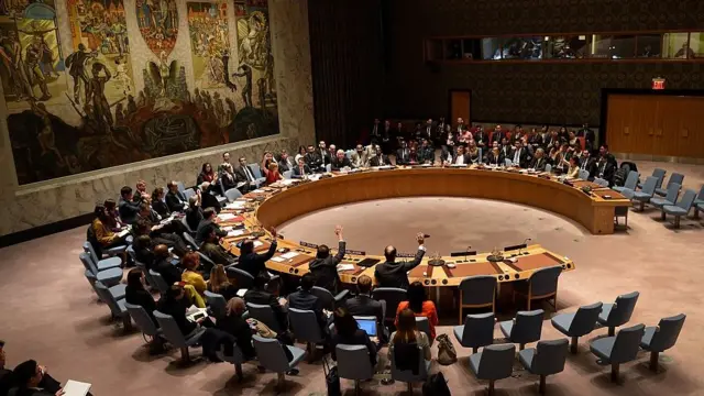 유엔 안전보장이사회가 2015년 12월 10일 뉴욕에서 열린 북한인권 상황에 관한 회의에서 투표하고 있다