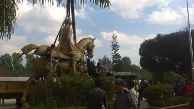 လွိုင်ကော်မြို့ ကန္ဒာဟေဝန် ပန်းခြံအတွင်းမှာ စိုက်ထူဖို့ ပြင်ဆင်နေတဲ့ ဗိုလ်ချုပ်ကြေးရုပ်တုကို ဇန်နဝါရီလ ၃၁ ရက်က တွေ့ရပုံ။