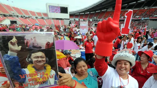 พรรคเพื่อไทยหาเสียงเลือกตั้งปี 2554 ด้วยการชูนโยบายประชานิยมแท้ๆ ฉบับ "นายห้างตราใดูไบ"