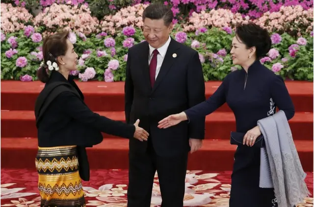 这是习近平上任后首次访问缅甸（图为昂山素季去年出席在北京举行的"一带一路"论坛与习近平和夫人彭丽媛见面）。