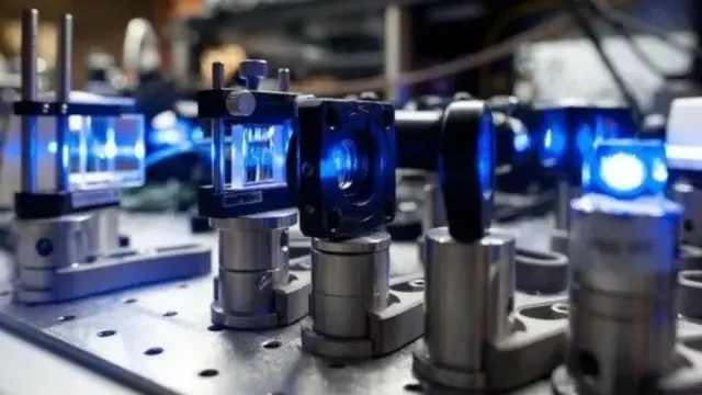 อุปกรณ์ให้กำเนิดแสงเลเซอร์สีฟ้า ซึ่งใช้ตรวจสอบระดับความโปร่งใสของก๊าซในการทดลอง