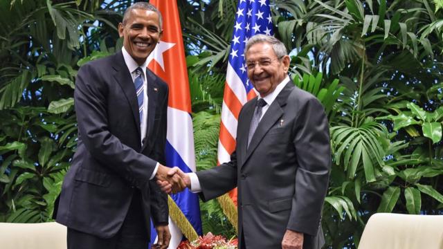 Barak Obama ve Raul Castro'nun el sıkışması.
