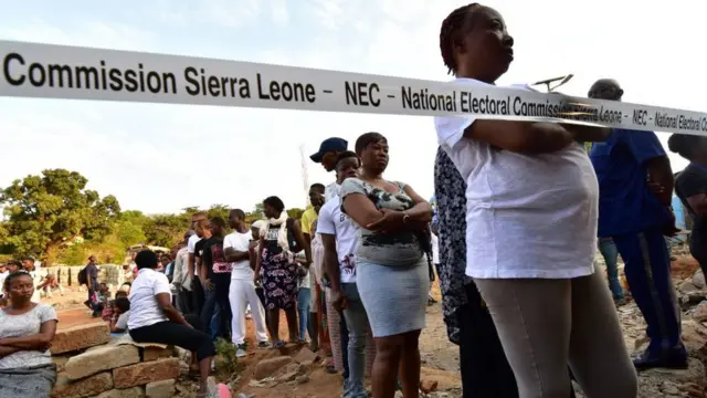 Sierra Leonean voters dey for line to vote