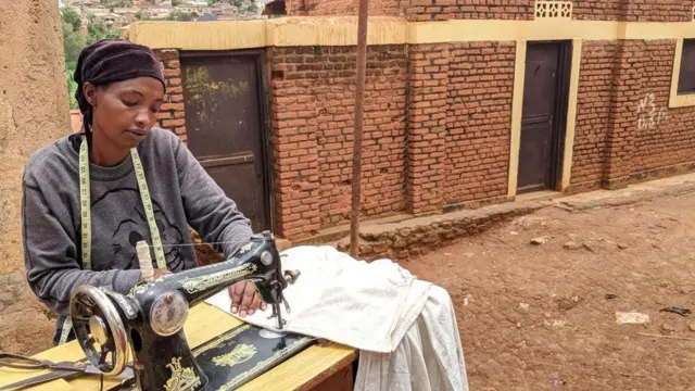 يمكنك في كيغالي شراء ملابس حيكت في مدة لا تتجاوز يوما واحدا