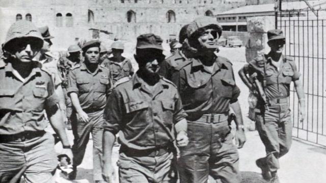 Comandantes militares israelenses chegam a Jerusalém Oriental, depois que as forças israelenses tomaram Jerusalém Oriental, durante a Guerra dos Seis Dias em 1967