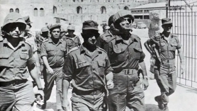 Comandantes militares israelenses chegam a Jerusalém Oriental, depois que as forças israelenses tomaram Jerusalém Oriental, durante a Guerra dos Seis Diasestrela bet bet1967