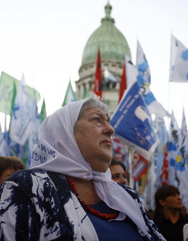 Hebe de Bonafini con su pañuelo frente al Congreso argentino.