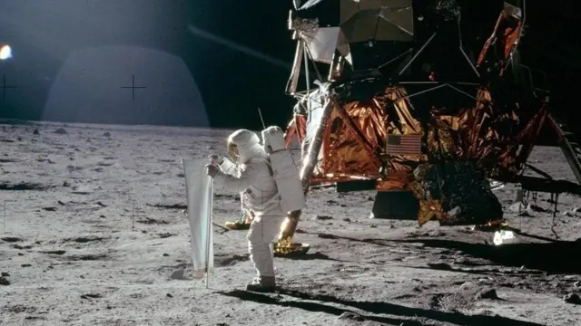 ચંદ્ર પર માણસ