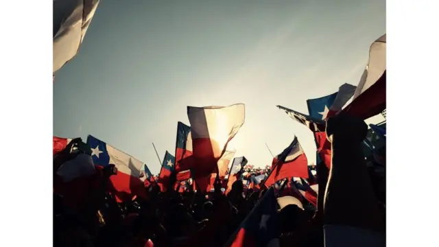 O chileno Hernán Ramos obteve o segundo lugar na mesma categoria por esta foto da final da Copa Américao que é arbety2015. “Neste dia, o Chile derrotou a Argentinao que é arbetyMessi e foi coroada campeã da Copa América pela primeira vez. Inesquecível”, conta.