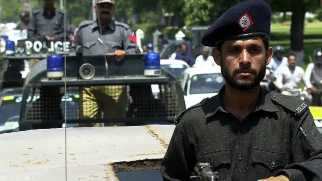 حملے کے فوراً بعد کراچی پولیس کا سڑکوں پر ’پولیس مارچ‘